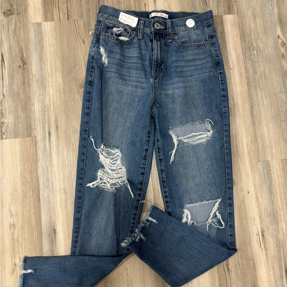 High-waisted distressed skinny jeans with ripped details #distresseddenim - Picture 6 of 6